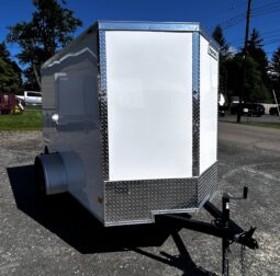 2027 Haulmark Passport Deluxe 5 x 8 Enclosed Trailer-2,990 GVW, 5’6″ Interior, V-Nose, Side Swing Door (PP58S2-D)-White