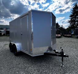 2026 HAULMARK PASSPORT DELUXE 7′ x 12′ ENCLOSED CARGO TRAILER-7,000 GVW, 7’0″ INTERIOR, V-NOSE, ELECTRIC BRAKES AND RAMP DOOR (PP712T2-D)-SILVER