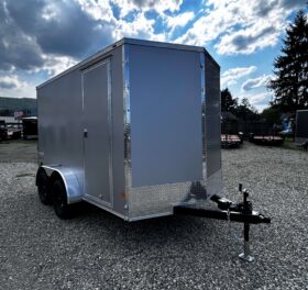 2026 HAULMARK PASSPORT DELUXE 7′ x 12′ ENCLOSED CARGO TRAILER-7,000 GVW, 7’0″ INTERIOR, V-NOSE, ELECTRIC BRAKES AND RAMP DOOR (PP712T2-D)-SILVER