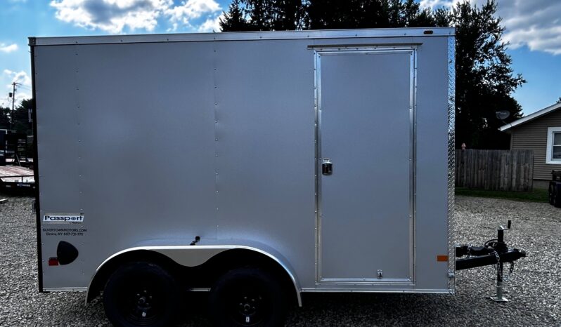 2026 HAULMARK PASSPORT DELUXE 7′ x 12′ ENCLOSED CARGO TRAILER-7,000 GVW, 7’0″ INTERIOR, V-NOSE, ELECTRIC BRAKES AND RAMP DOOR (PP712T2-D)-SILVER full