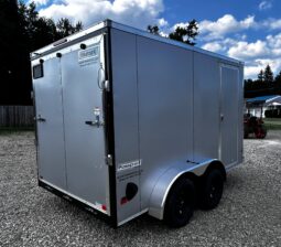 2026 HAULMARK PASSPORT DELUXE 7′ x 12′ ENCLOSED CARGO TRAILER-7,000 GVW, 7’0″ INTERIOR, V-NOSE, ELECTRIC BRAKES AND RAMP DOOR (PP712T2-D)-SILVER