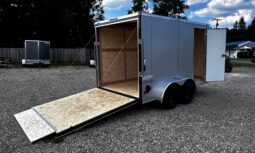 2026 HAULMARK PASSPORT DELUXE 7′ x 12′ ENCLOSED CARGO TRAILER-7,000 GVW, 7’0″ INTERIOR, V-NOSE, ELECTRIC BRAKES AND RAMP DOOR (PP712T2-D)-SILVER full