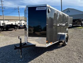 2026 HAULMARK PASSPORT DELUXE 5×10 ENCLOSED CARGO TRAILER-2,990 GVW V-NOSE, SINGLE SIDE SWING DOOR(PP510S2-D)